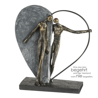 Casablanca Skulptur "Herzklopfen" Poly / Metall Pärchen . bronzefarben . vor grauem Herz stehend auf schwarzer Basis mit Spruchanhänger H= 31 cm B= 28 cm T= 10cm 89032