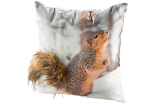 Gilde Kissen Eichhörnchen im Winter creme, Samt mit braunem Schwanz aus Kunstfell, Bezug und Füllung 100% Polyester, Handwäsche H: 45 cm B: 45 cm 44097